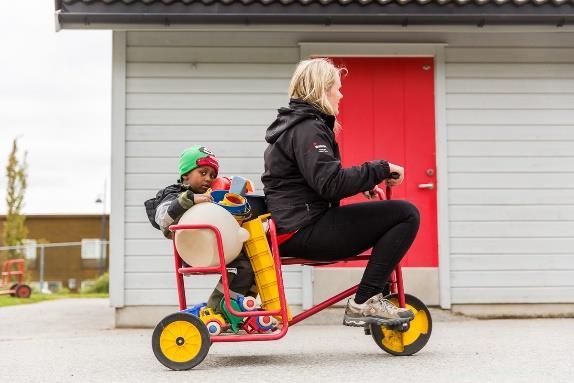 EN AUTORITATIV VOKSEN KOMBINERER VARME OG KONTROLL, OG SKAPER POSITIVE RELASJONER VARME: obryr seg om barnet og barnets interesser, ønsker og behov oen «en trygg base» ooppmuntrer barnet til