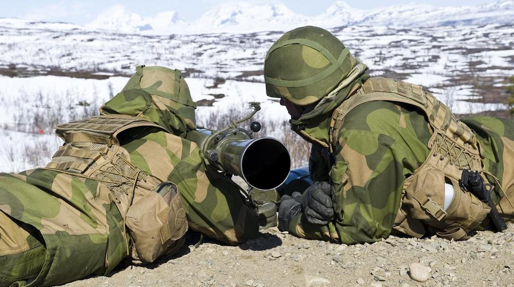 UD 21 Forsvarets sikkerhetsbestemmelser. 3.10.3 84mm Carl Gustaf rekylfri kanon (RFK) Figur: 3.27 84mm Carl Gustav under ildgivning 3.10.3.1 3.10.3.2 Spesielle bestemmelser For all bruk av RFK gjelder følgende bestemmelser: Forflytning med ladd våpen skal ikke forekomme.
