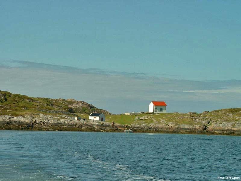 Bygningene har ofte en farge som gjør at de vises fra sjøen, hvite boliger og røde uthus er vanlig.