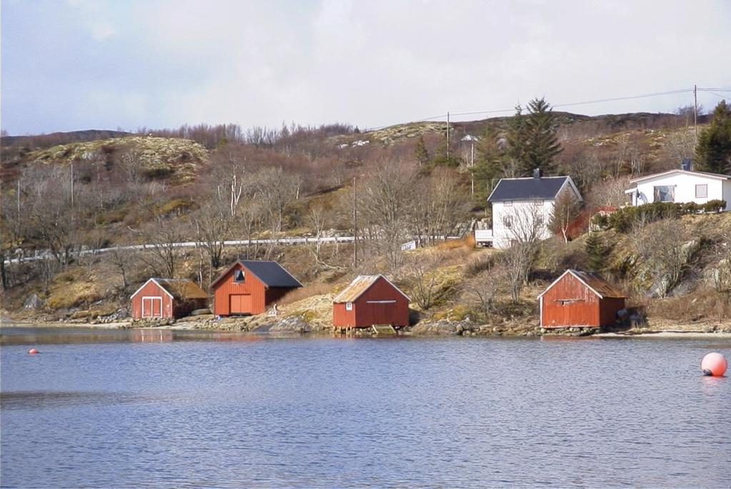 4. NAUST Bruk: For oppbevaring av båter, vanligvis ingen rominndeling. Plassering: Nausta står i fjæra, med gavlveggen mot sjøen. Over halvparten har grunnmur, de fleste av naturstein, noen av betong.