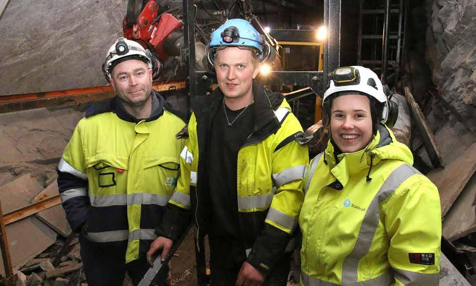 Her er han på inspeksjonsrunde i tunnelen sammen med Lars Johansen i Hansen Maskin og Transport og Mari Melkevik i Statkraft.