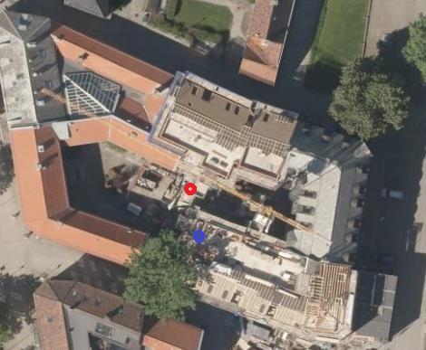 Figur 1a Flyfoto som viser tomten med nybygg og hvor sensorer er satt inn i profil nord (rød) på utsiden av nytt bygg og profil sør (blå) under nytt bygg.