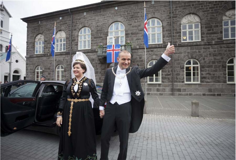 Islands nye president Oppgave 1 Den 1. august 2016 ble en ny president innsatt i embetet på Island. Fulgte du med på presidentvalget og innsettingsseremonien? Hvorfor / hvorfor ikke?