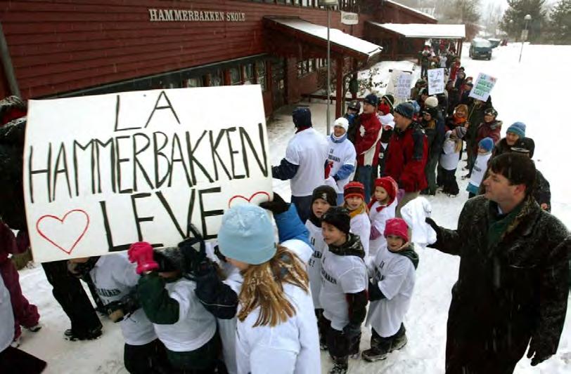 Kjære Bærum Kommune. Vær så snill, La Hammerbakken Leve. Bildet er hentet fra Budstikka, fra aksjonen for Hammerbakken skole i 2003.