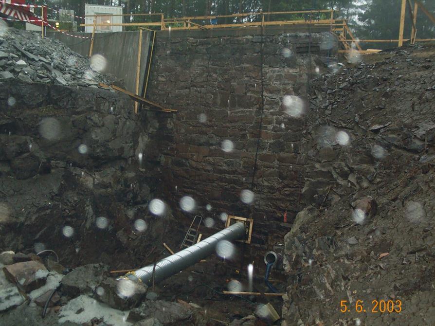 Bilde av oppstrøms damside før støp av ny plate i 2003.