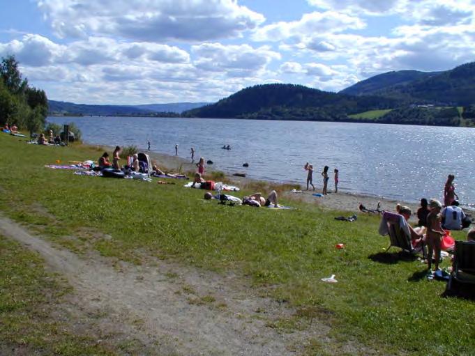 6 Korgen Beskrivelse: Fin badeplass med naturlig sandstrand. Del av sammenhengende større friluftsområde langs Mjøsa. Parkering, benker/bord og renovasjon. Turveg gjennom området. HC-toalett.