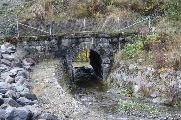 Framtidig gangveg under jernbanen 11. Solhøgda Mjøsa Ved byutvidelse sørover i Skogen blir denne traseen ytterligere aktualisert.