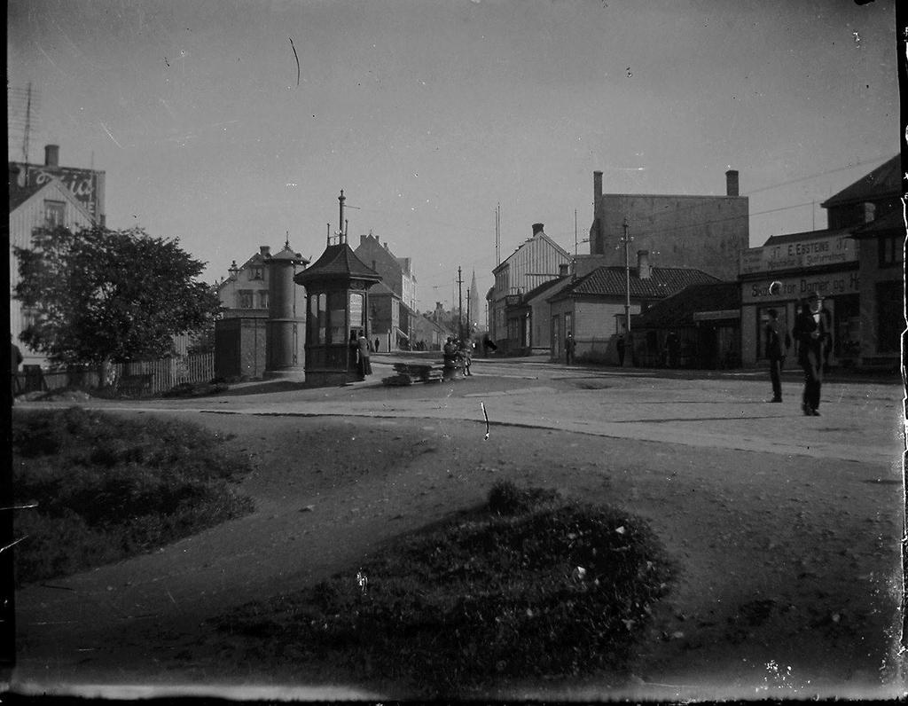 Navnet står både for en interessant og en tragisk historie som Indherredsveien etter 1915. Vi kan se Elias Ebsteins forretning til høyre i bildet.