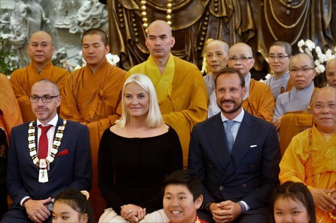 blomstre i full monn, slik bildet av lotusblomsten antyder. En grunnleggende verdi i buddhismen er barmhjertighet.