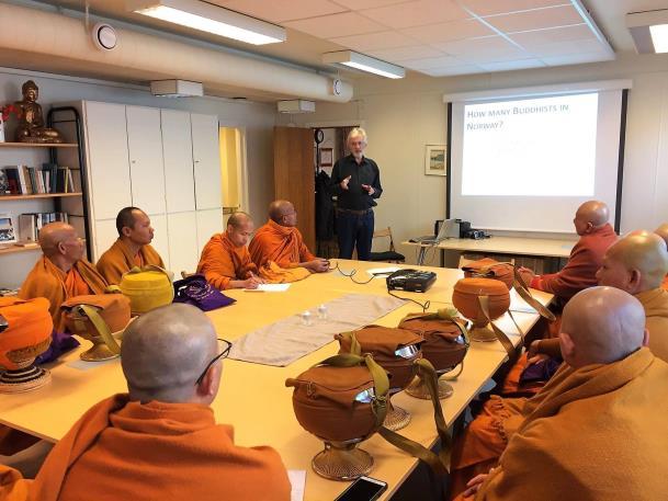 Egil Lothe orienter munkene om Buddhistforbundet «World Fellowship of Buddhists» konferanse i Japan En av oppgavene til Buddhistforbundet er å delta i internasjonalt buddhistisk samarbeid.
