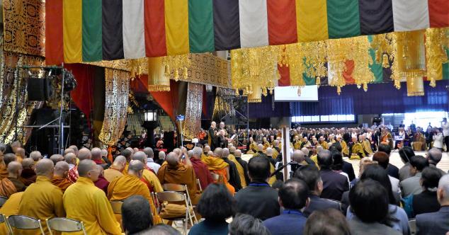 Den har sine svakheter som organisasjon: den representerer på langt nær alle buddhister i verden og en kan også stille spørsmål ved i hvor stor grad den er en demokratisk organisasjon (selv om dens