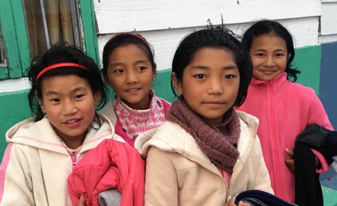Norske buddhister gir hjelp i India og Nepal Tibetanske nonner i India får nå helsehjelp fra norske Shenpen Tibet Aid, mens barn får hjelp til skolegang og ungdom yrkesopplæring alt takket være gode