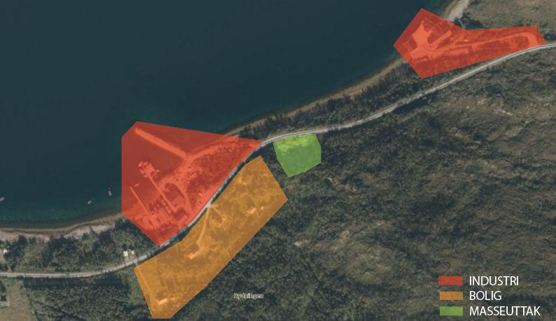 Kystlinje på sørsiden av fjorden har elementer av etablert industri og terrenginngrep.