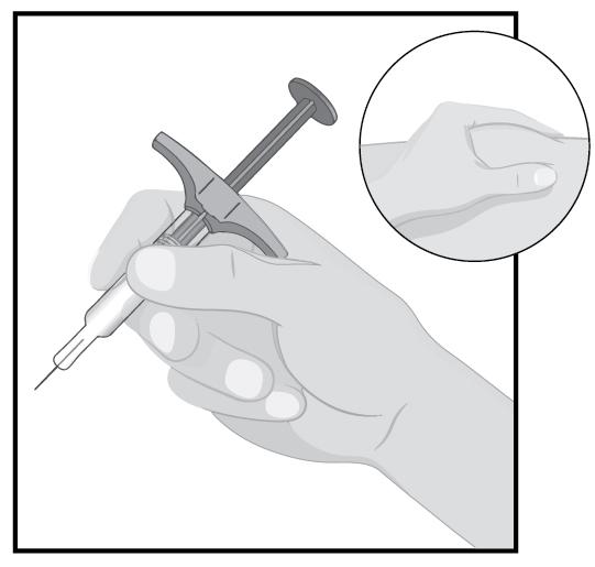Det er normalt å se en dråpe av oppløsningen på enden av kanylen STEG 6 Hold den ferdigfylte sprøyten i den ene hånden mellom tommel og pekefinger, som du holder en blyant.