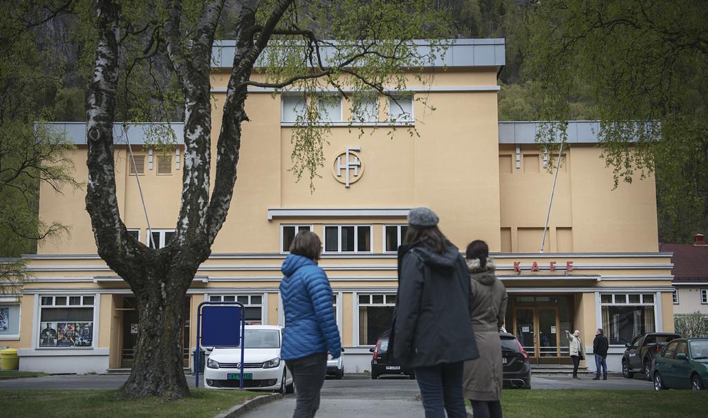 Vi må ha en attraktiv og innbydende sentrumskjerne med levende lokaler og et tilbud som er godt tilpasset både tilreisende og innbyggerne.