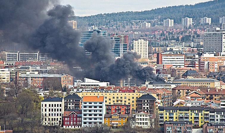 Det var kraftig røykutvikling som kunne ses fra store deler av byen, og det sto flammer opp av taket på bygget. Det brant i et ventilasjonshus på taket.