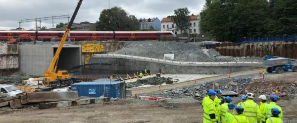 Follobaneprosjektets ledergruppe inspiserer her del av den 600 meter lange betongtunnelen som kom på plass i løpet av sommeren.