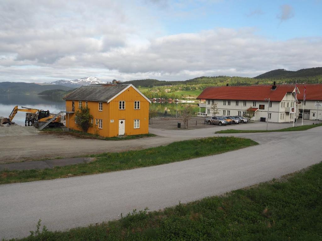 Tingvoll Fjordhotell ligger vakkert til ved fjorden. Deler av det er nå i år leid ut til Statens Veivesen, som bygger ny riksvei 70 i området. Rett til venstre for hotellet er "Gunnars plass".