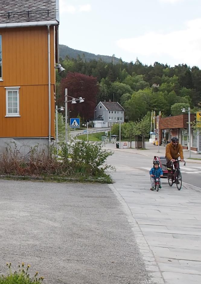 En bør særlig se på utforming av trasé mellom Campus med ny Tingvoll videregående skole og de ulike delene av sentrum, og grønn mobilitet som sikrer gang- og sykkelferdsel mellom dem.