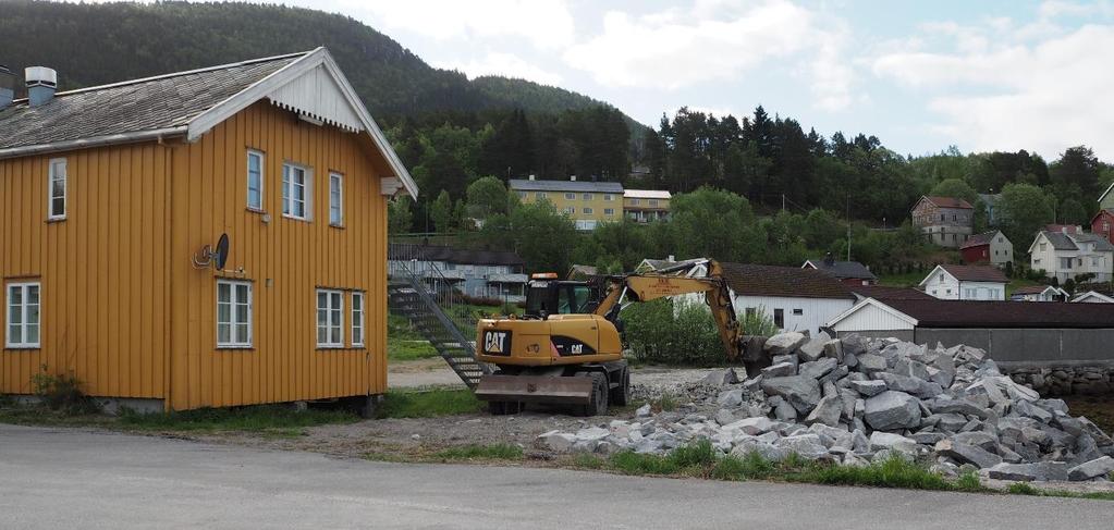 Til høyre: Sett fra Koksvikstranda mot den samme røde brygga og hotellet. Sør for Tingvoll Fjordhotell står det i dag ei stor gul brygge. Den skal bli del av det nye legesenteret.