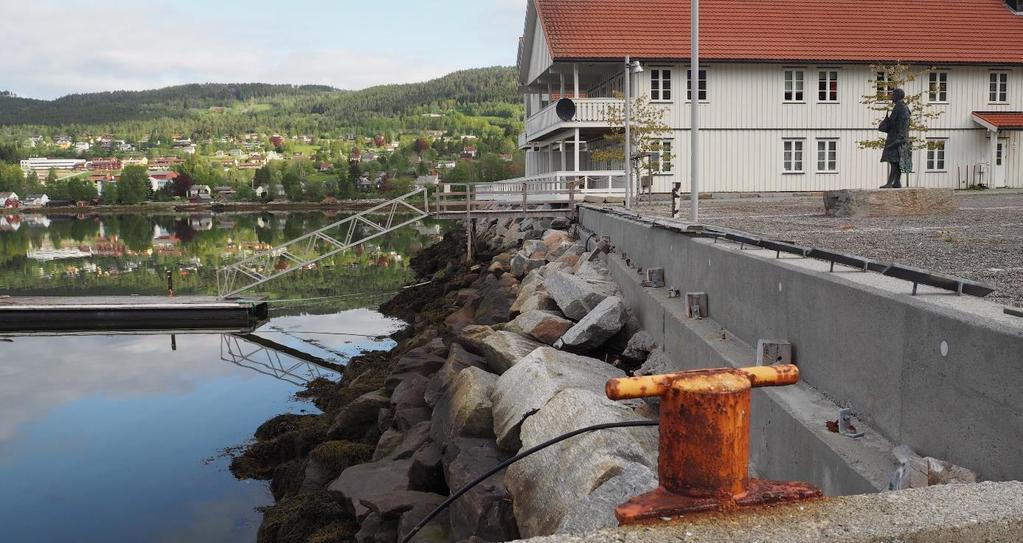 kirkebygger» av Tore Bjørn Skjølsvik. Her var det inntil i 2011 en kant mot sjøen det som heter «kaifronten».