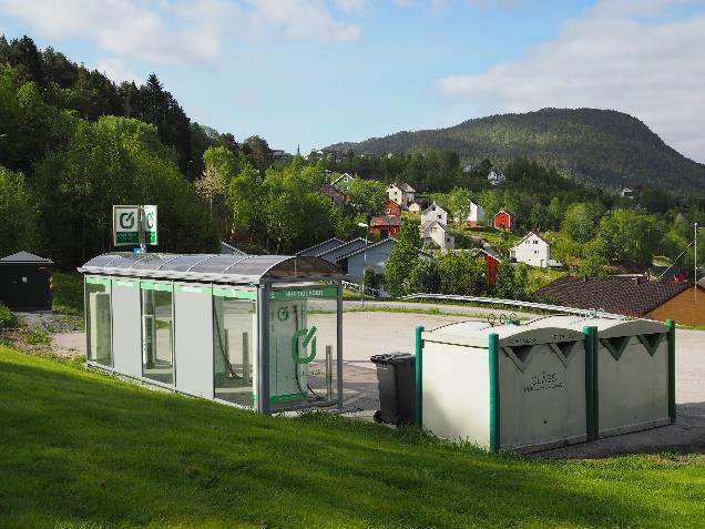 Opp bakken fra kirka og kirketunet finner vi Tingvoll Økopark og forskningsmiljøet i økologisk landbruk, med blant annet Tingvoll sol- og bioenergisenter, NORSØK og NIBIO.