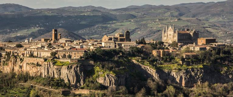 4 DAG 5 LANG HALVDAGSUTFLUKT TIL ORVIETO OG VINSMAKING (F) Orvieto ligger ca. en times kjøretur fra vårt hotell, og er uten tvil et av ukens høydepunkter.