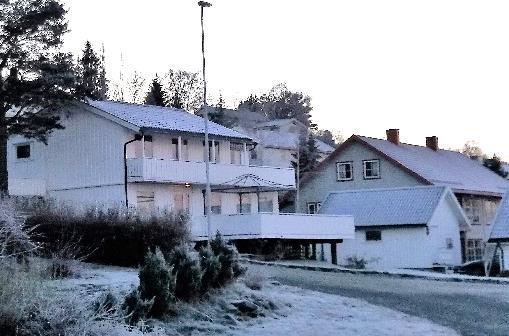 NOSSUM BELIGGENHET OG BESKRIVELSE Nossum ligger mellom E6 og Eidsbotn på en nordvestvendt åsside. Boligtettheten i dag er ca. 1,6 enheter/da.