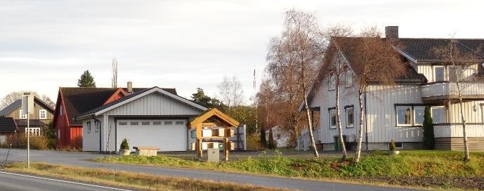 ØVRE RØSTADLIA BELIGGENHET OG BESKRIVELSE Delområdet ligger midt i kulturlandskapet langs en av hovedinnfartsårene til Levanger by Sætersmyra. Landskapet er flatt. Boligtettheten i dag er ca.