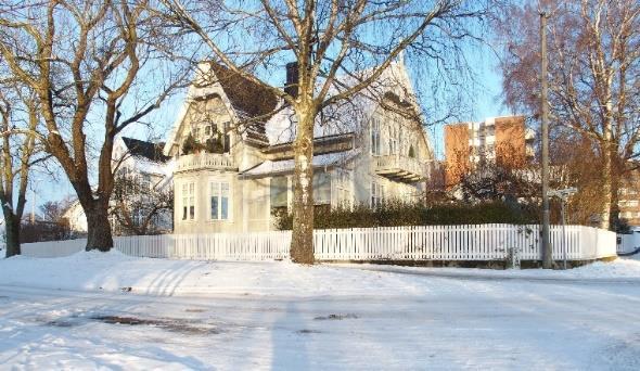 Amtsygehuset mot øst ble oppført på andre halvdel av 1800-tallet og vokste utover 1900- tallet.