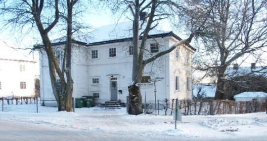 jugend), mansardtak (jugend), halvvalm (jugend og stilblanding) og valmtak (nyklassisisme). Struktur og karakteristiske trekk Bygningstypologi er bolig/villa plassert i hage.