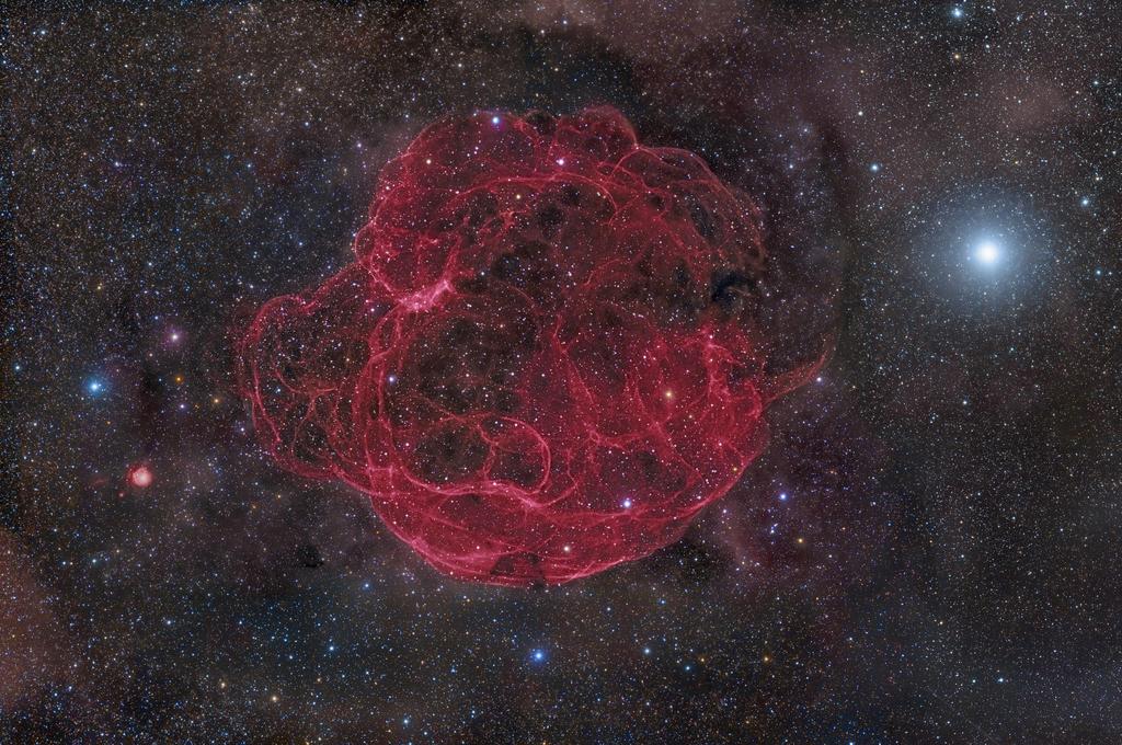 Simeis 147, også kalt Spagettitåken, er 3000 lysår fra Jorda og er resten