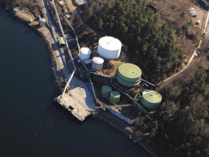 Virksomhetene på industriområdet Dynea lagrer metanol og urea på Engene. Leveranser av disse råvarene skjer med båt (ca. 50 anløp per år).