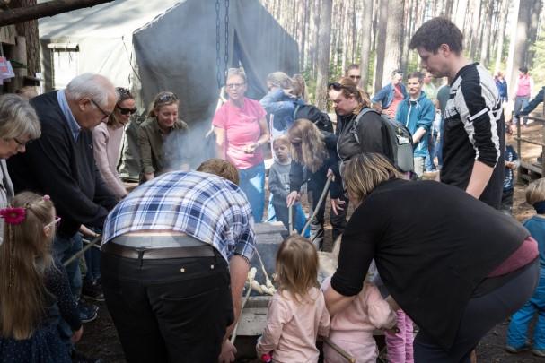 Det har lenge vært snakk om 20års jubileet til barnehagen, og for mange av foreldre og ansatte har det vært en prosess siden lenge før jul. Vi andre ble sakte men sikkert deltagende etter påske.