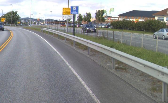 Foto: Norge i Bilder Trafikkdeler hovedveg/lokalveg Trafikkdeler mellom E134 og lokalveg Belegning : Grønt/beplantning Bredde : 3 m Bruksområde : Trafikkdeler hovedveg/lokalveg Byggeår : 2010 Lengde