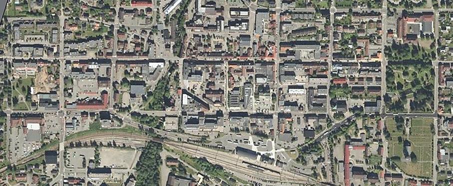 Flyfoto over Lillehammer sentrum med de to parallelle gatene Storgata øverst og Kirkegata nedenfor. Til venstre i bildet ligger Nordre Park.
