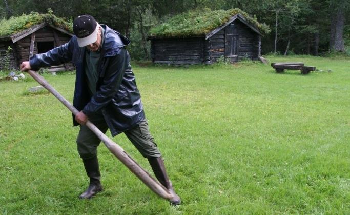 Kvennakvisten I Selbu veit vi at hest og slede vart brukt til å dra kvernsteinane ned frå fjellet.