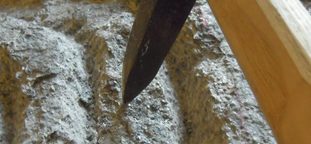 Store steinfliser kan sprette laus for kvart slag. A B Figur 57. Hoggjernet brukt direkte på kanalveggen. Tidsbesparande Det er ingen tvil om at teknikken med å hogge V-spor i steinen er effektiv.