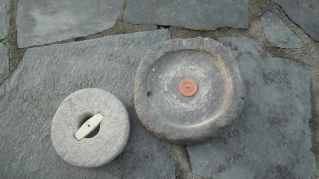 I lag med handkverna som vart funnen i Osebergskipet, vart det rett nok funne eit trestykke som kan ha fungert som styrepinne mellom dei to steinane.
