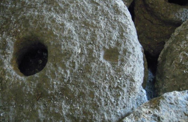 Det ser i allefall slik ut for den perioden Alverstraumlasta stammar ifrå. At vi finn brukte steinar både med og utan siglespor styrker ein slik tanke.