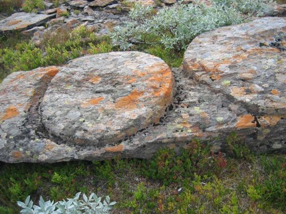 Hogging av fleire stykker for å lage ein kvernstein Figur 138. Kvernstein laga av mange små bitar.