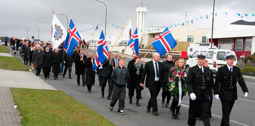 Í fyrra gerðist það að ræðumaður dagsins, Árni Johnsen, alþingismaður, varð veðurtepptur í Vestmannaeyjum og náði ekki í tæka tíð í pontu og féll því ræðan niður að þessu sinni, því miður, því