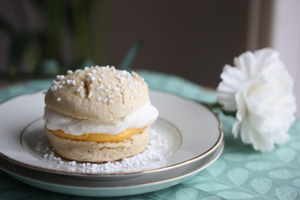 Scones med lemoncurd og krem (til fastelavn) Kjære verden der ute. Jeg har til informasjon forskanset meg inne i sofaen i en rød, ny kjole.