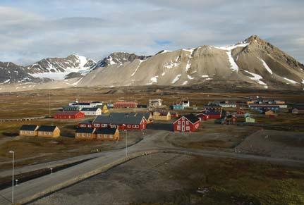 Ny-Ålesund består i dag av en blanding av gamle bygg fra gruvetiden og forskningsstasjoner bygget de senere årene.