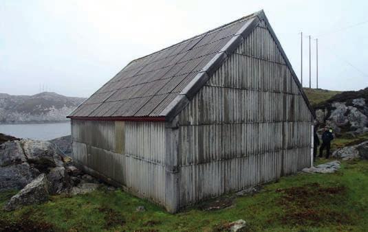 Gulv på grunn: Tregulv 6. Yttervegger: Bindingsverk 7. Ytterdører: Labankdører 8. Vinduer: Glassfiberplater/lysplater erstatter tidl. vinduer 9. Tak: Saltak med taktro og sperrebukker 10.