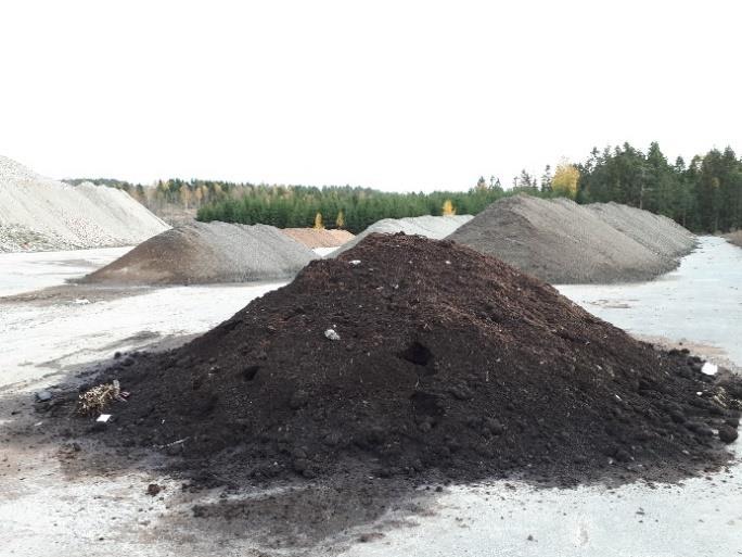 gartneri. Avfallet ble samlet i en ranke på kompostplassen i løpet av sommeren.