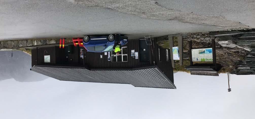 Figur 2: Bilde øverst er av parkeringsplassen på Øygardstølen fra den T-merka stien til Kjeragbolten. Fysiske tilretteleggingstiltak på stien sees med steintrapp og kjetting til å holde seg fast i.