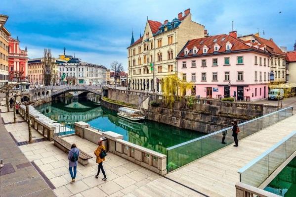 Fra Ljubljana går turen videre vestover og terrenget skifter etter hvert fra skogkledde lier til et mer karrig fjellterreng.