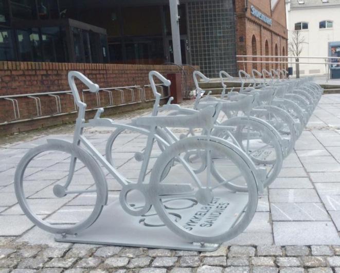 Låsbar parkering Låste bygg for sykkelparkering er tilgjenglieg på de fleste togbanestasjoner fra Stavanger til Sandnes, samt ved båtterimnalen i Hommersåk.