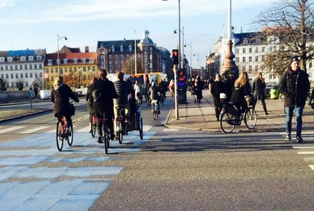 Løsningen rampes vanligvis ned i kryss, slik at de syklende sykler i vegbanen (se fig 1) gjennom kryss pga. trafikksikkerhet. Det er derfor viktig at løsningen suppleres med krysstiltak.